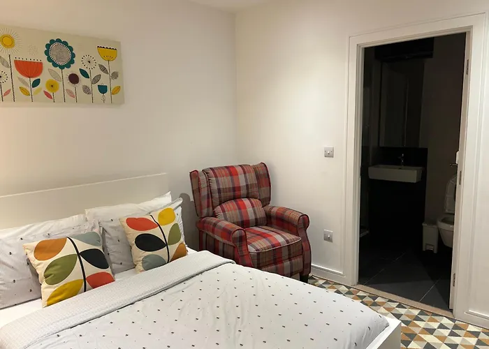 Modern en-suite room&self catering in london