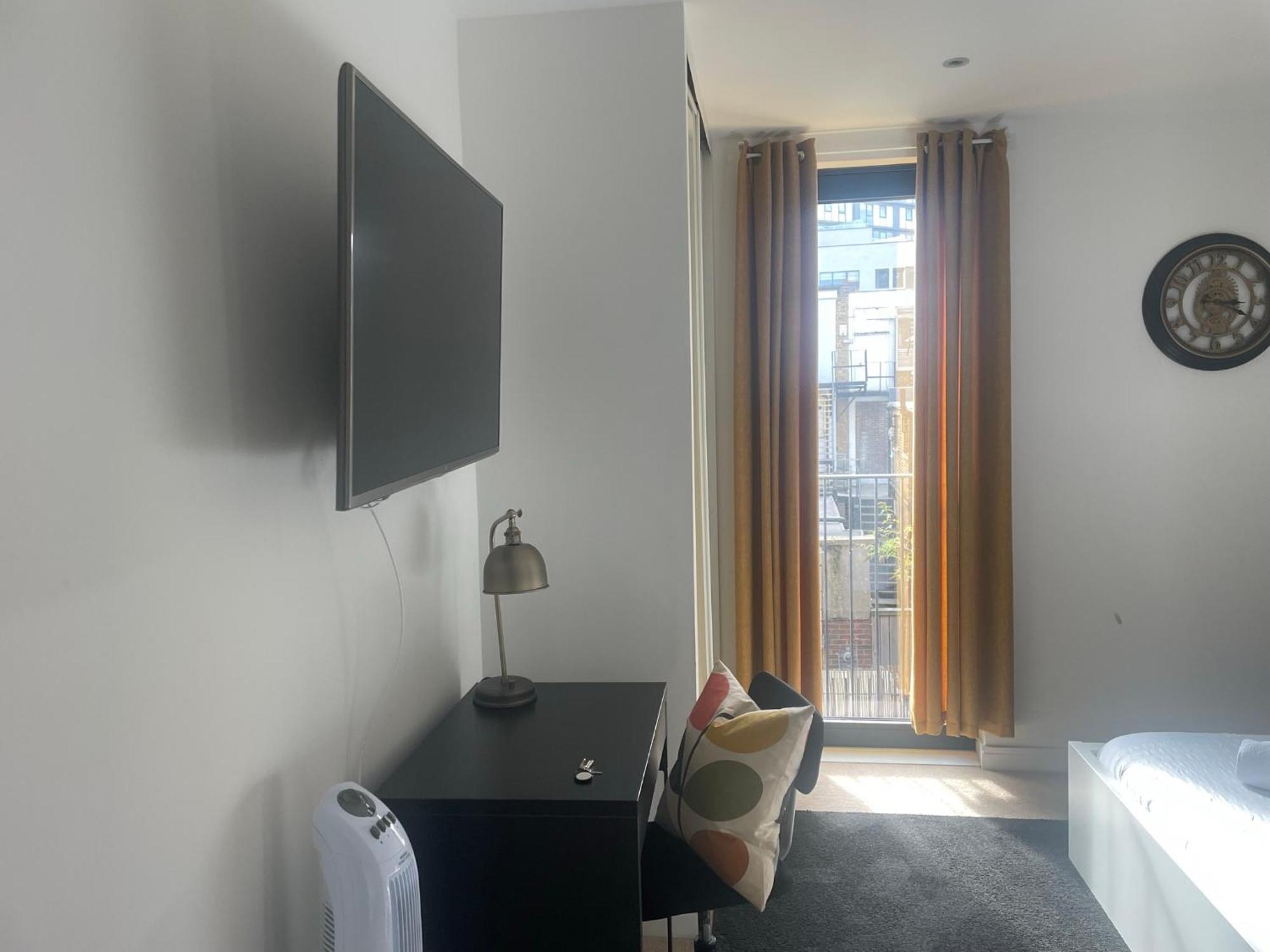 Modern En-suite Room&self Catering In